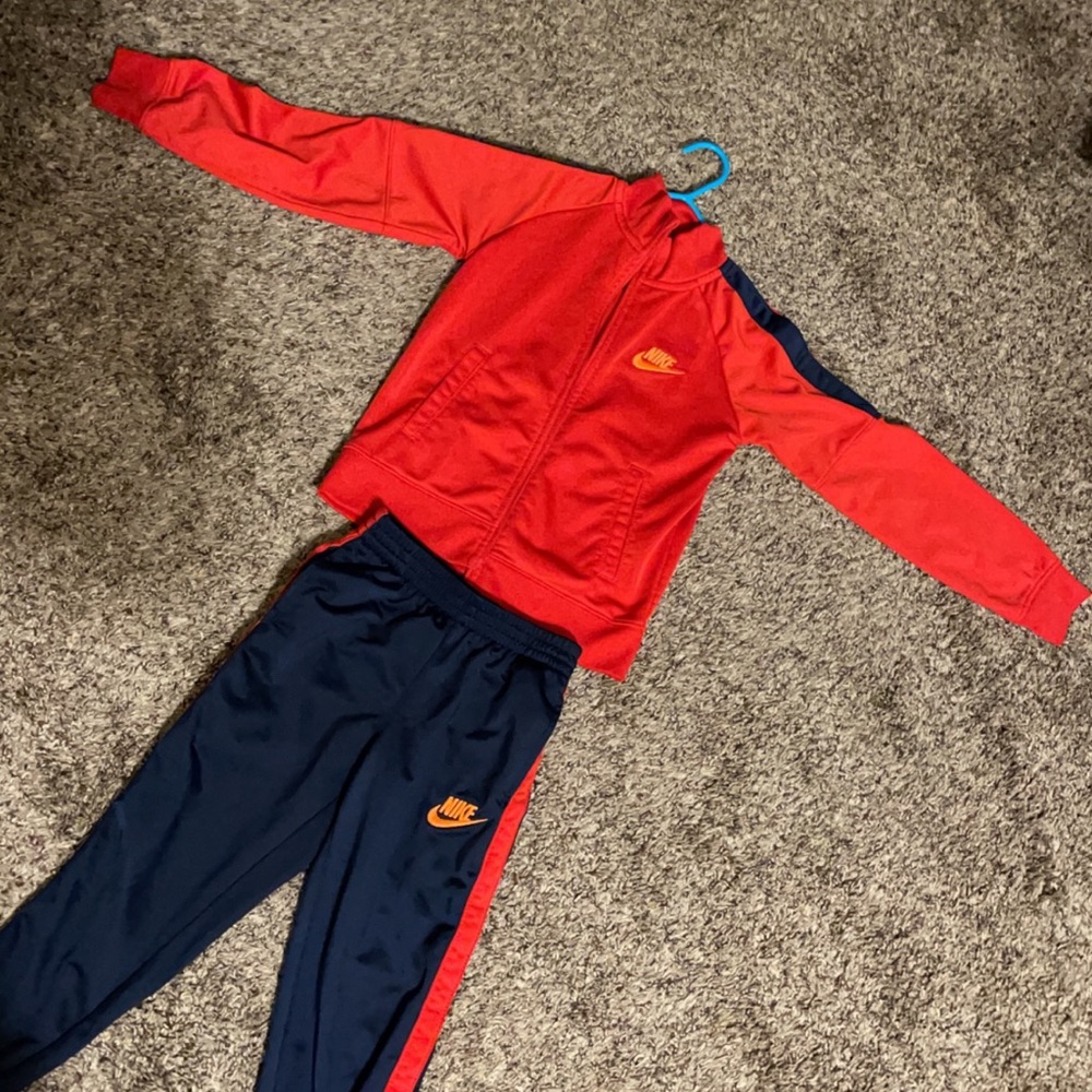 Barely worn little boys Nike track suit.